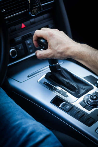 手握变速杆图片下载