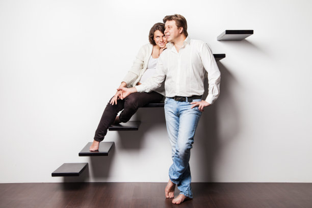 一对夫妇坐在楼梯上。怀孕图片下载