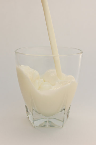 倒牛奶图片下载