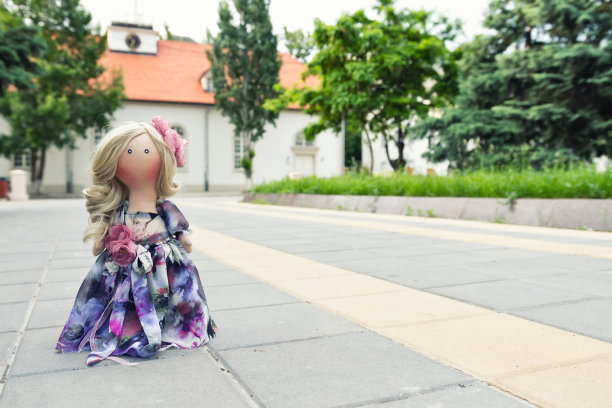 手工娃娃与自然的头发在一个长patchwork连衣裙图片下载