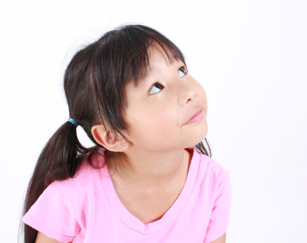 年轻快乐的女孩抬起头图片下载