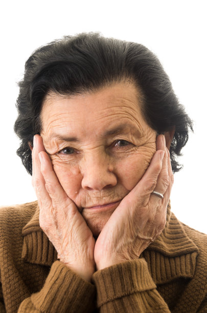 祖母怀旧地看着相机的肖像图片下载