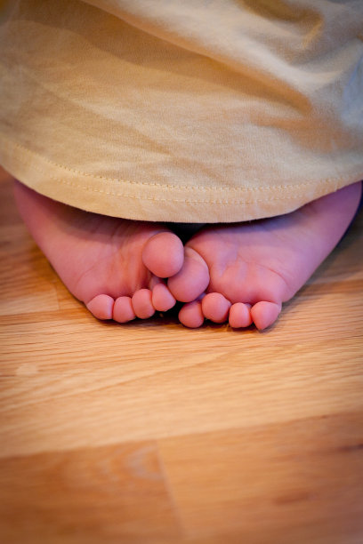 蹒跚学步的脚趾图片下载