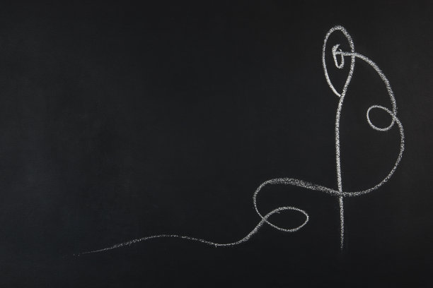 一组针线活平放在黑色黑板上图片下载