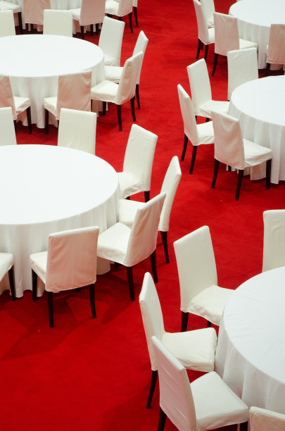 红地毯上的餐桌图片下载