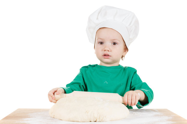 小男孩揉面团做曲奇饼，孤立白色图片下载