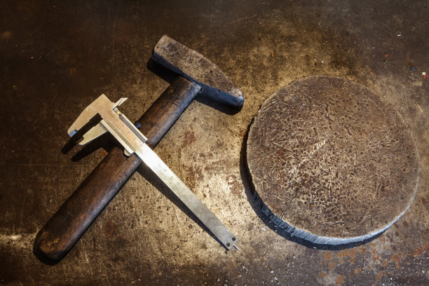 锤子，卡钳和金属背景上的环图片下载