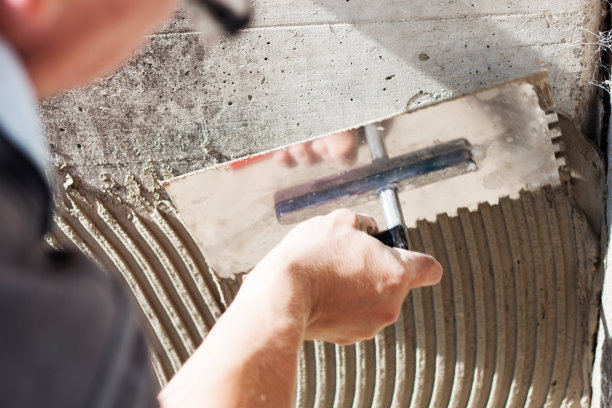 杂工用铲子工作图片下载