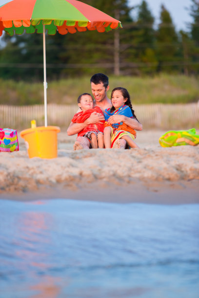 海滩上的混血儿家庭图片下载