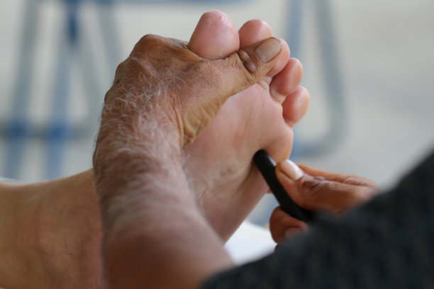 用老人的双手进行脚底按摩图片下载