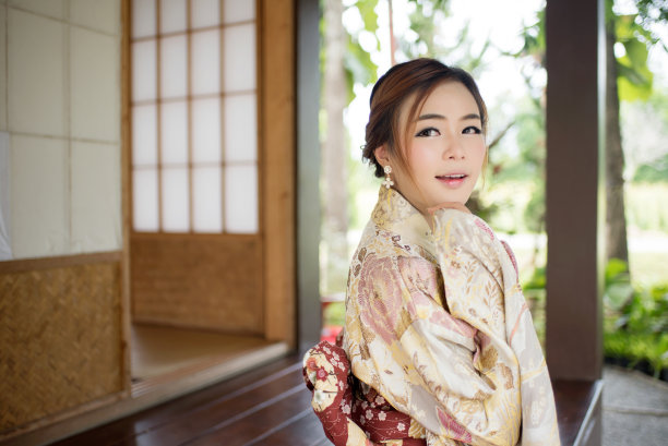 年轻的亚洲妇女穿着和服的肖像图片下载