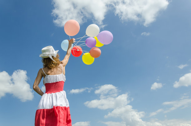 穿裙子的女孩，背对着她图片下载