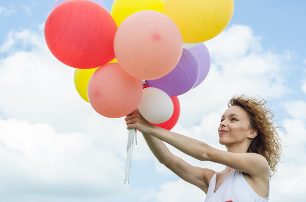 女孩手里拿着气球图片下载