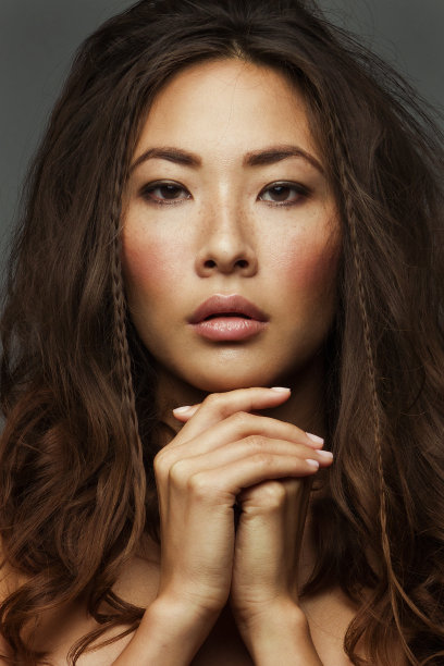 亚洲妇女的肖像与手听脸图片下载