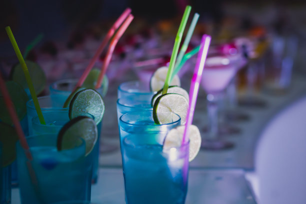 不同的酒精鸡尾酒在活动露天晚会图片下载