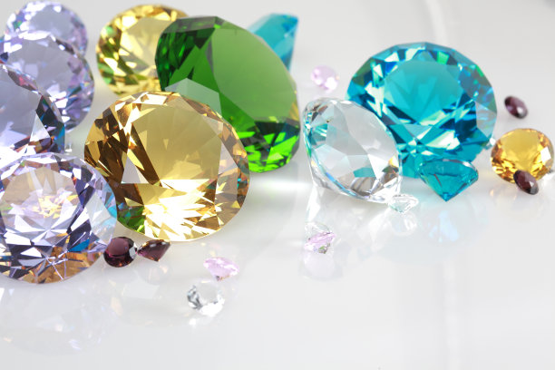 白色背景上耀眼的钻石图片下载