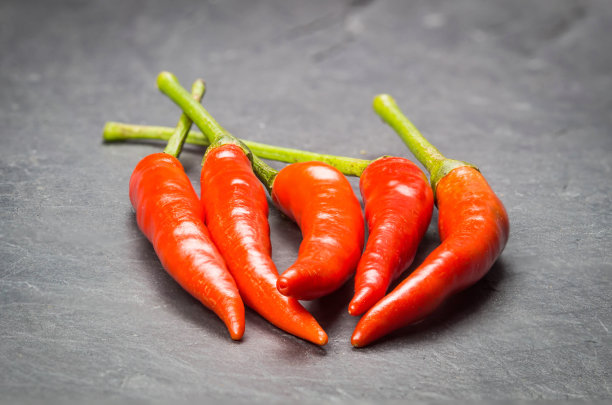 红辣椒上的天然黑石图片下载