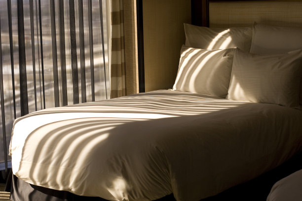 阳光照射的床上图片下载