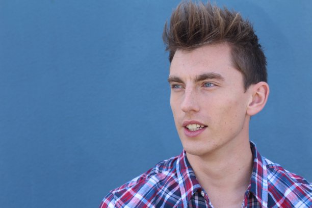 一个英俊男子的侧面肖像图片下载