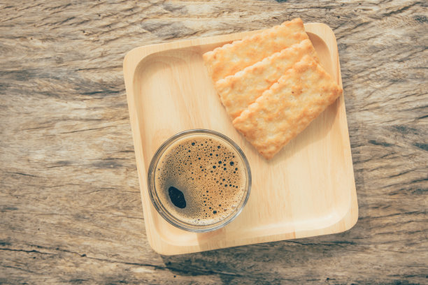 俯视图杯深热咖啡在木桌上图片下载