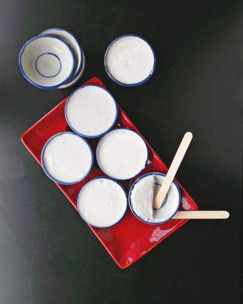 蒸米饭和椰子蛋糕与空的小甜点弓图片下载