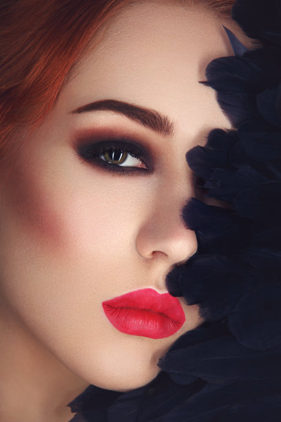 烟熏妆和红唇的漂亮女孩图片下载