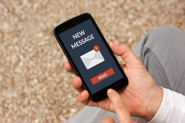 手持智能手机与新的信息概念在屏幕上图片下载