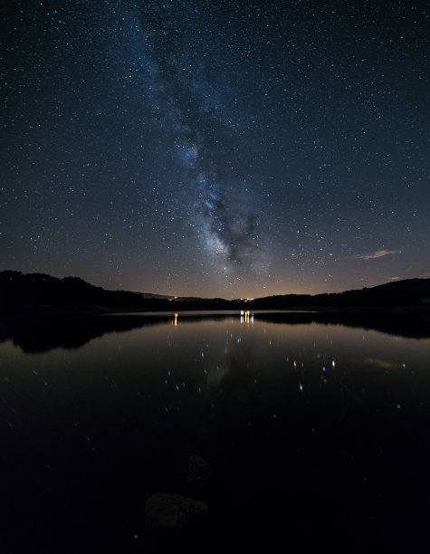 米尼奥河上的银河图片下载