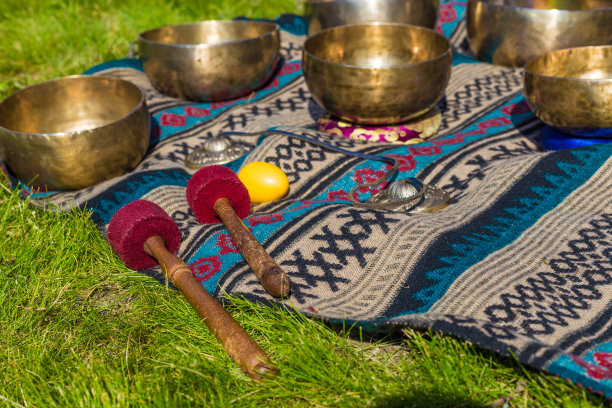 唱歌的碗按摩在草地上排成一排图片下载