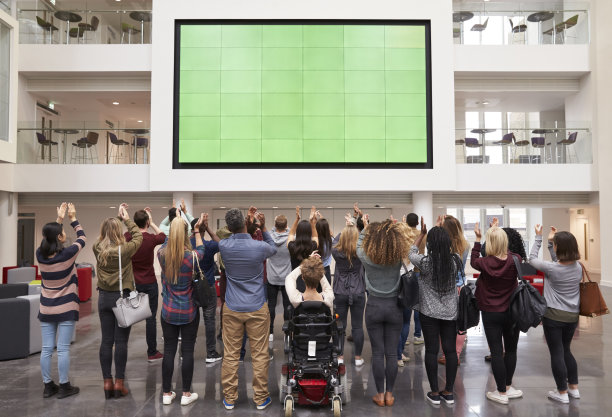 学生用手机拍摄屏幕，后视镜全长图片下载