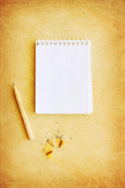 白色笔记本和铅笔图片下载