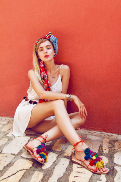 头发上围着围巾的女人图片下载