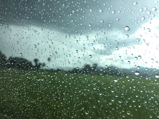 镜子上滴一滴水图片下载