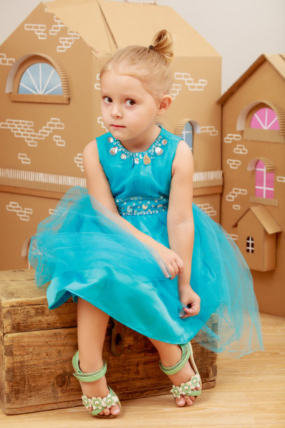 纸箱屋的那个女孩图片下载