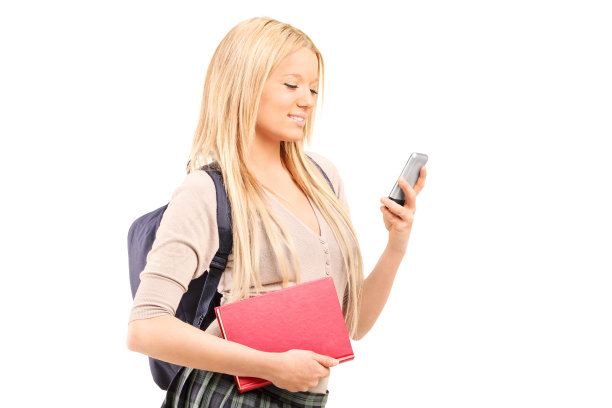 一个女学生在看手机图片下载