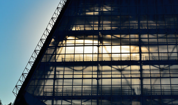 现代化工厂的玻璃屋顶图片下载