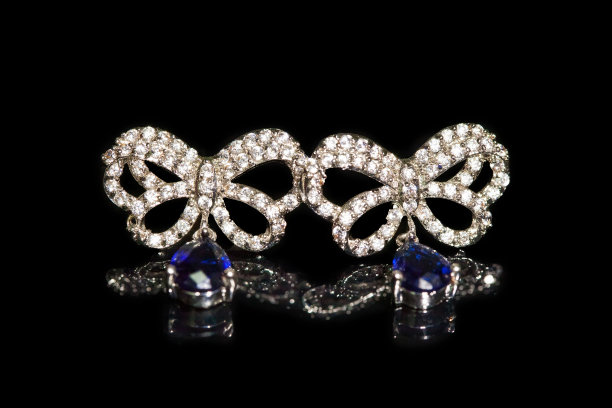 耳环与蓝色宝石孤立在黑色，特写图片下载