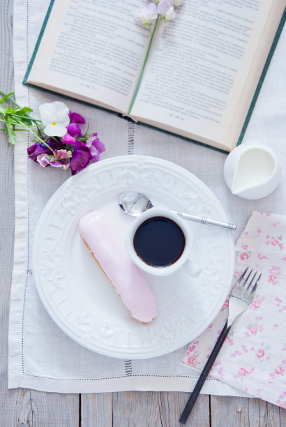 早餐-泡芙条和咖啡杯图片下载