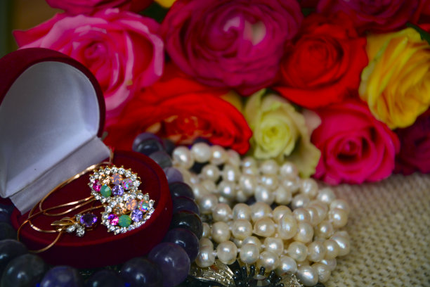 珠宝和花束，以纪念这一事件图片下载