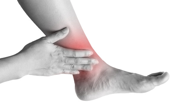 抱着受伤的脚的女人图片下载