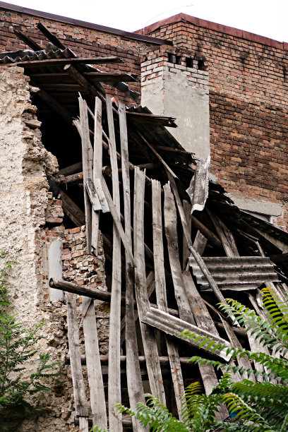 砖头和木板的建筑被摧毁图片下载