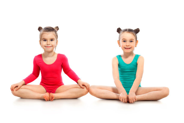 小女孩在白色的背景上做体操图片下载