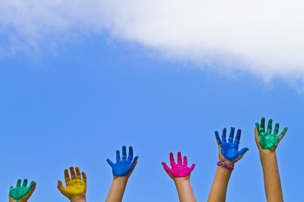 色彩斑斓的孩子的手图片下载