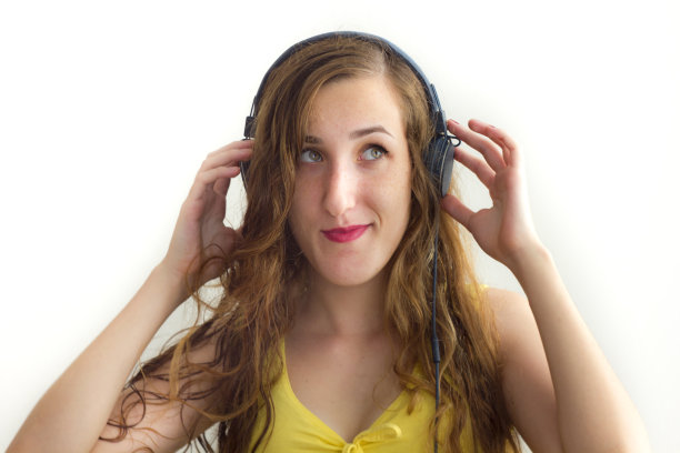 少女戴耳机图片下载