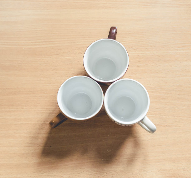 杯子在桌子上图片下载