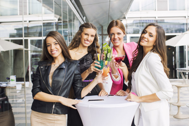 四个女朋友在户外喝酒图片下载