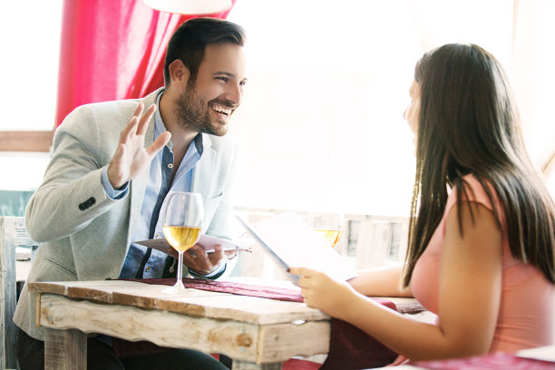 餐馆里的幸福夫妻图片下载