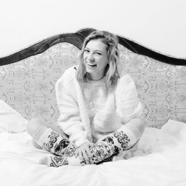 穿着针织衣服的金发美女兴奋不已图片下载