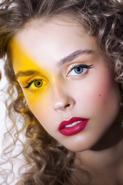 一头卷发的漂亮女孩图片下载