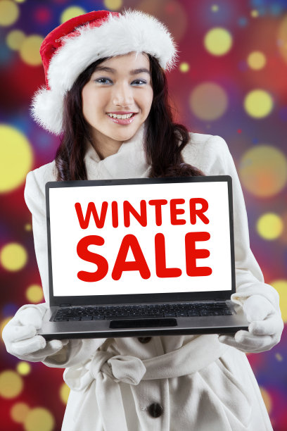 可爱的女孩展示冬季促销的文字图片下载